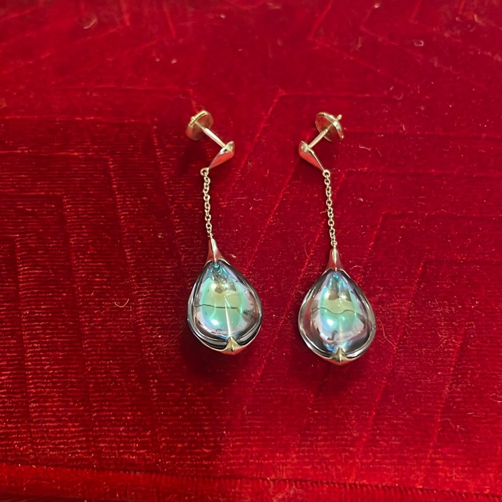 Great for all occasions beautiful silver earrings, with aqua mirror crystal